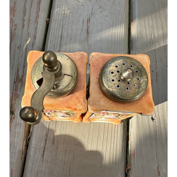 Vintage CAPODIMONTE Painted Italian Ceramic 5" Salt Shaker & Pepper Mill Cherubs - Picture 12 of 16